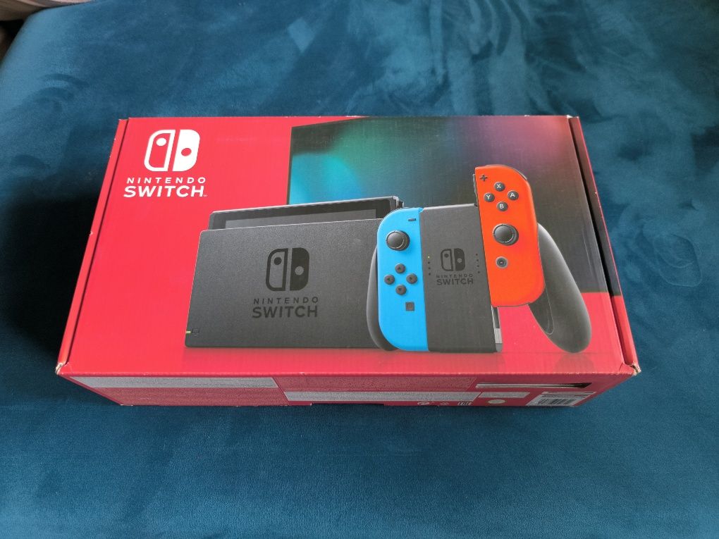 Nintendo Switch + 2 gry + etui + komplet akcesoriów – stan bdb