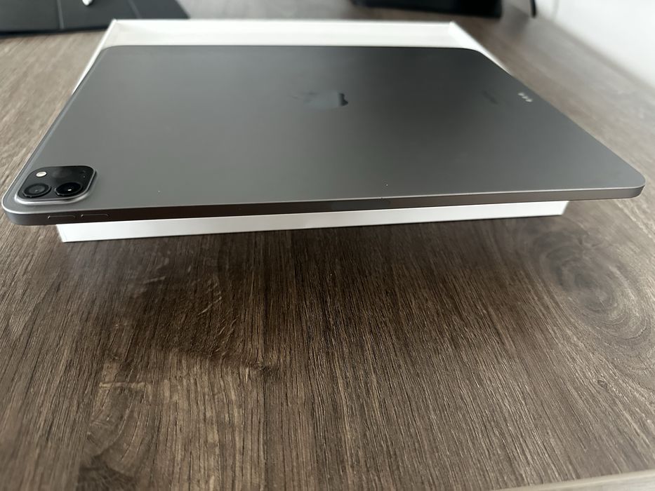 Apple iPad Pro 12.9” (6th Gen, 2022) • 128 ГБ • Wi-Fi