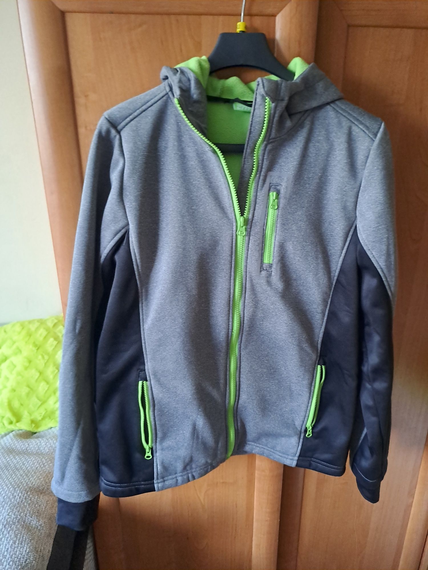 Kutrka softshell  i polar firmy Crivit  z Lidla i dres Decathlon