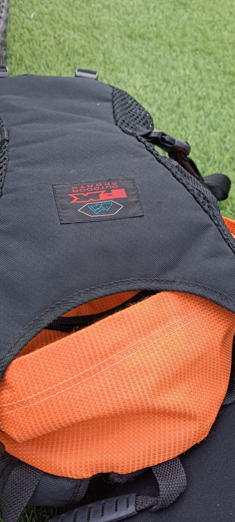 Mochila de caminhada espaçosa e segura