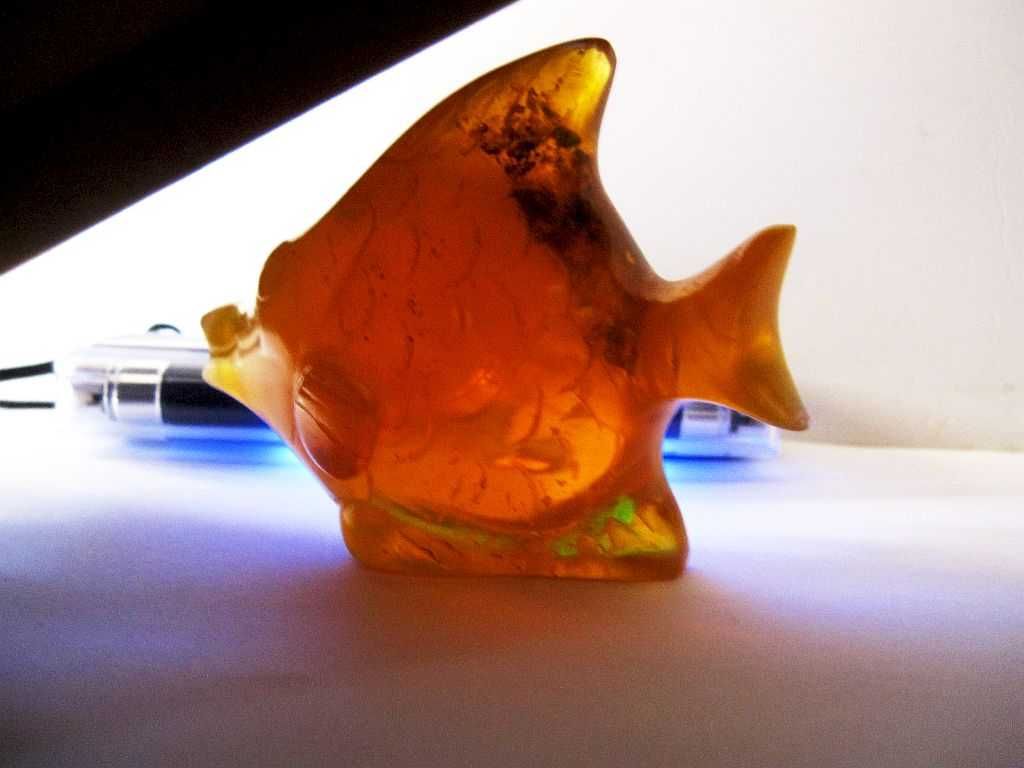 Pisa papel  vintage em forma de peixe -ambar com inclusões -152 gramas
