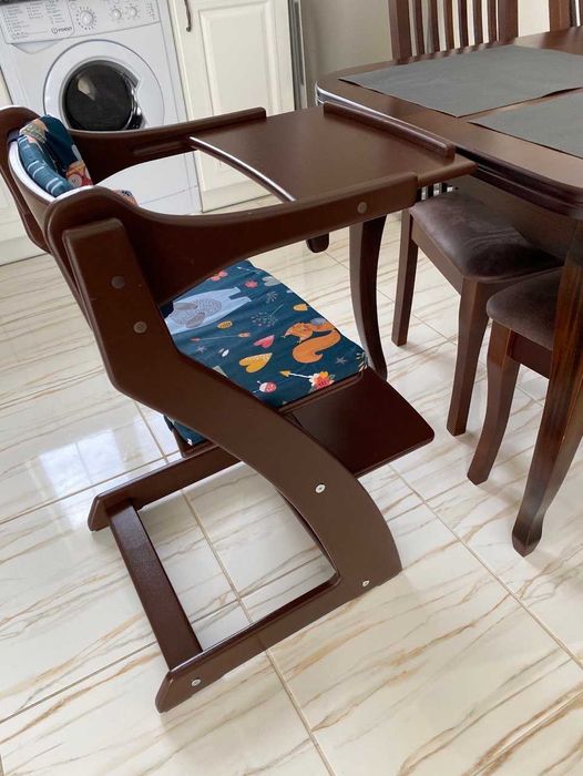 Зростаючий стілець. Стілець для годування.