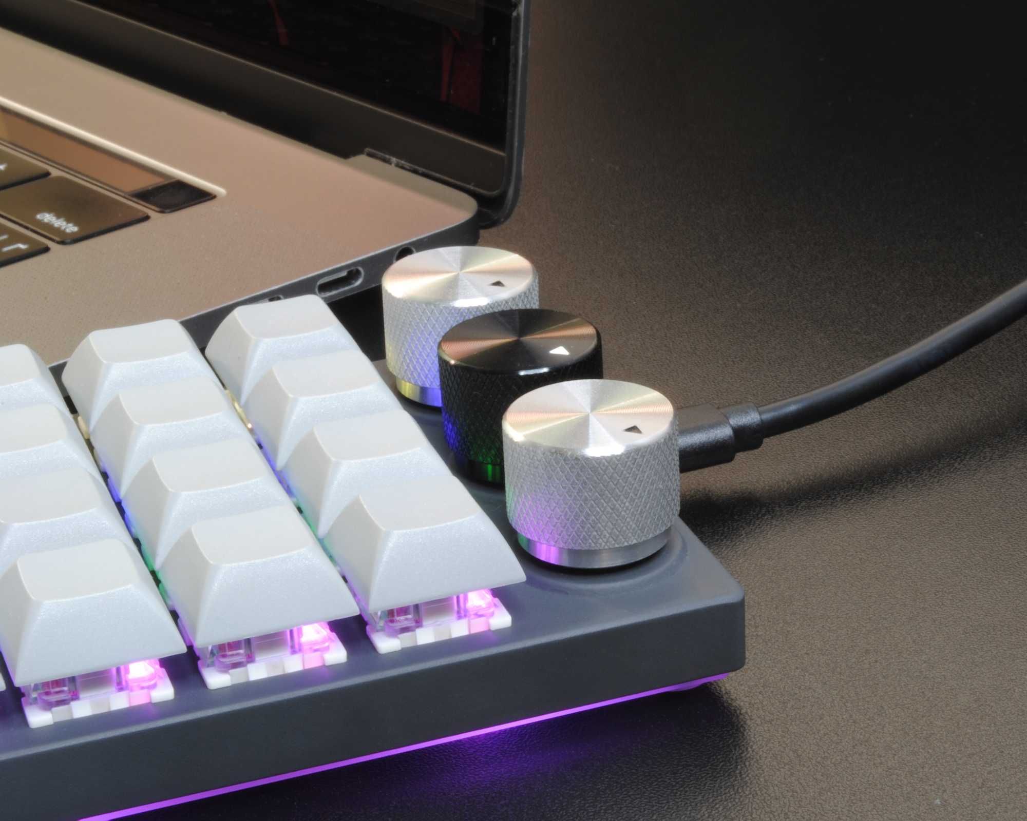 Макропад M-ONE з механічними свічами, RGB підсвіткою і крутилками