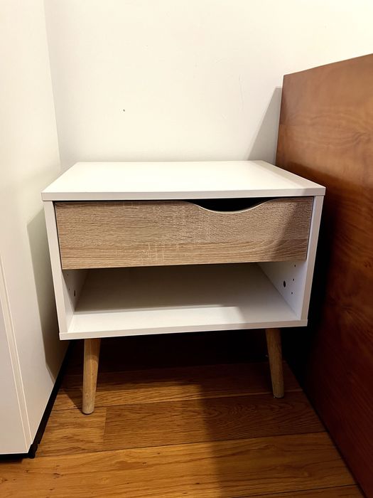 Mesa de cabeceira com 01 gaveta