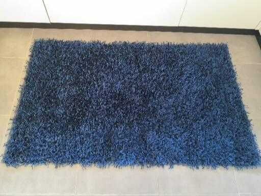 Carpete retangular azul com 90x120cm