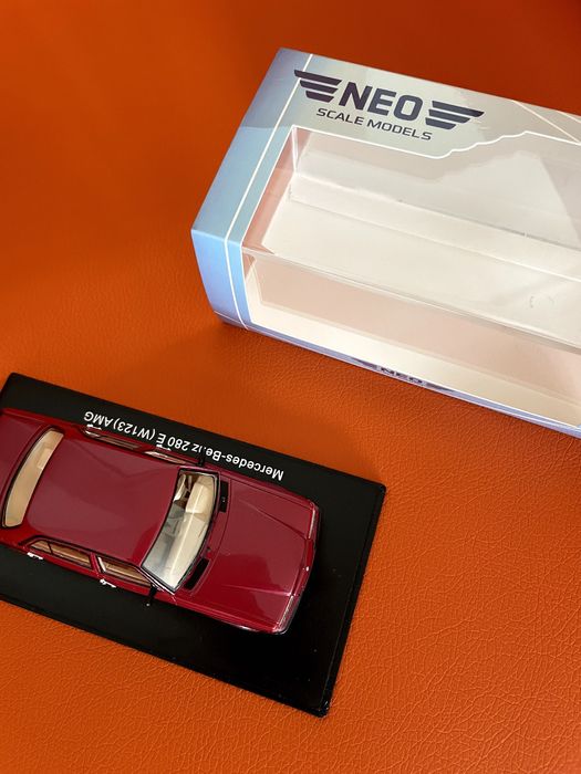 Carro miniatura de coleção Mercedes 280 E (W123) AMG