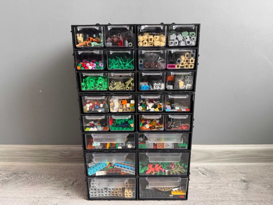Organizer z szufladkami wypełniony oryginalnymi elementami LEGO