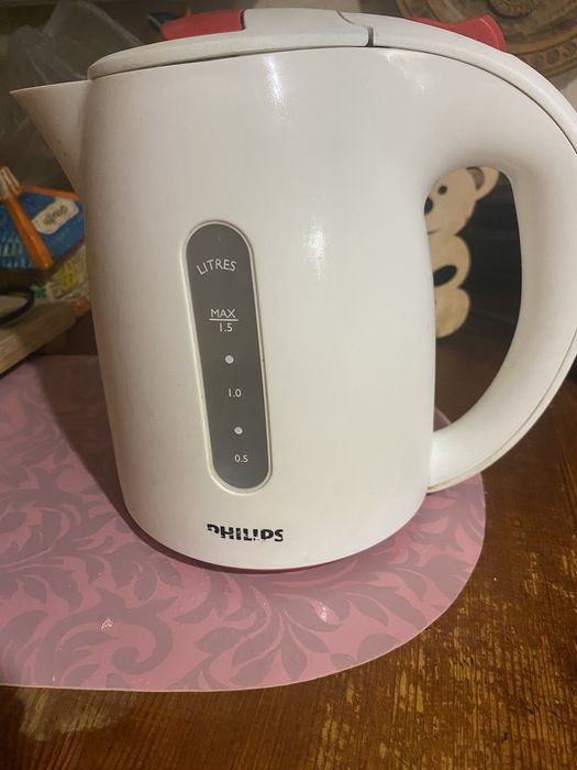 Чайник Philips працює