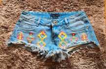 Damskie szorty jeansowe z modnym haftem
