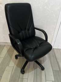 Офісне крісло чорне