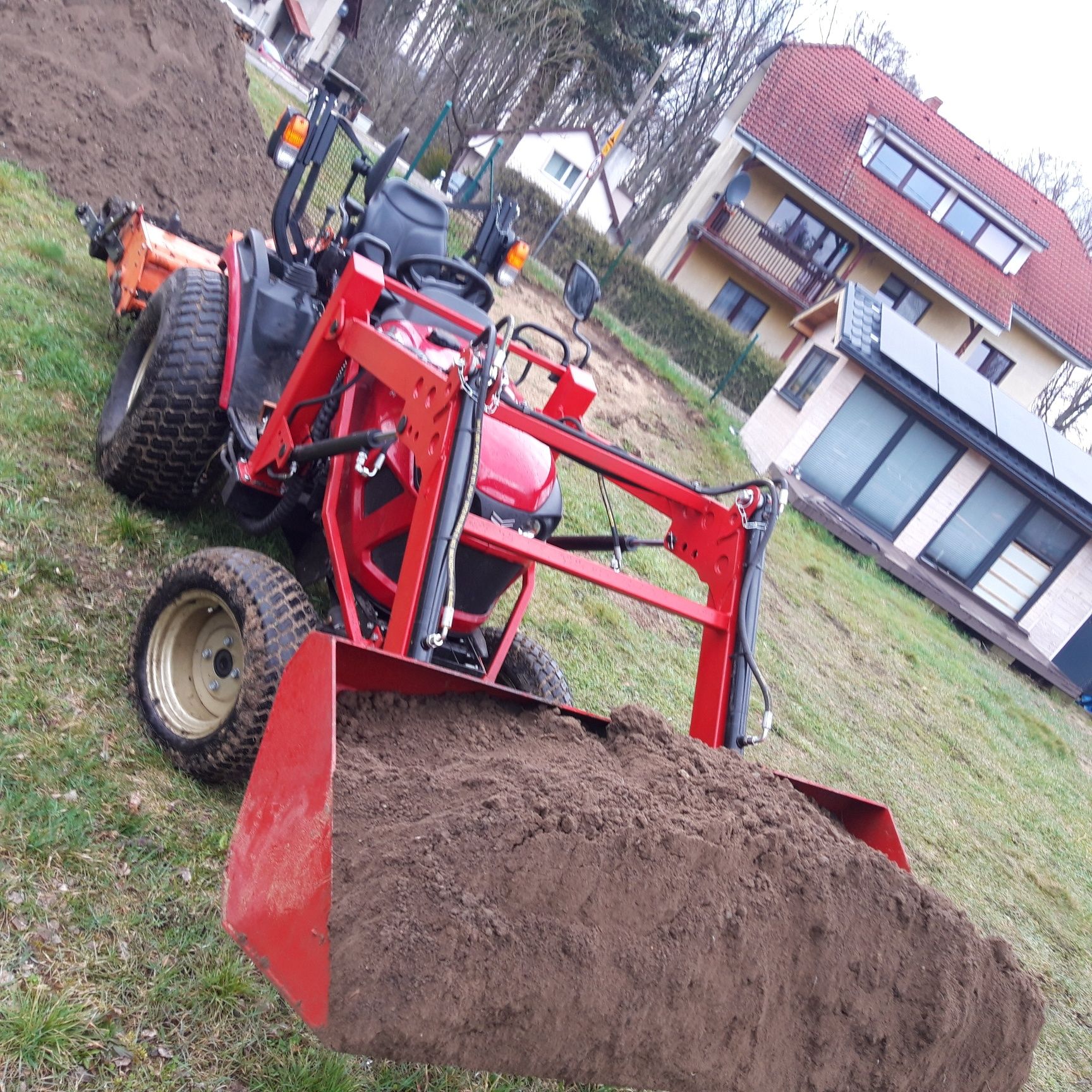 Producent Trawy z Rolki glebogryzarka wertykulacja wysiew siewnikiem.