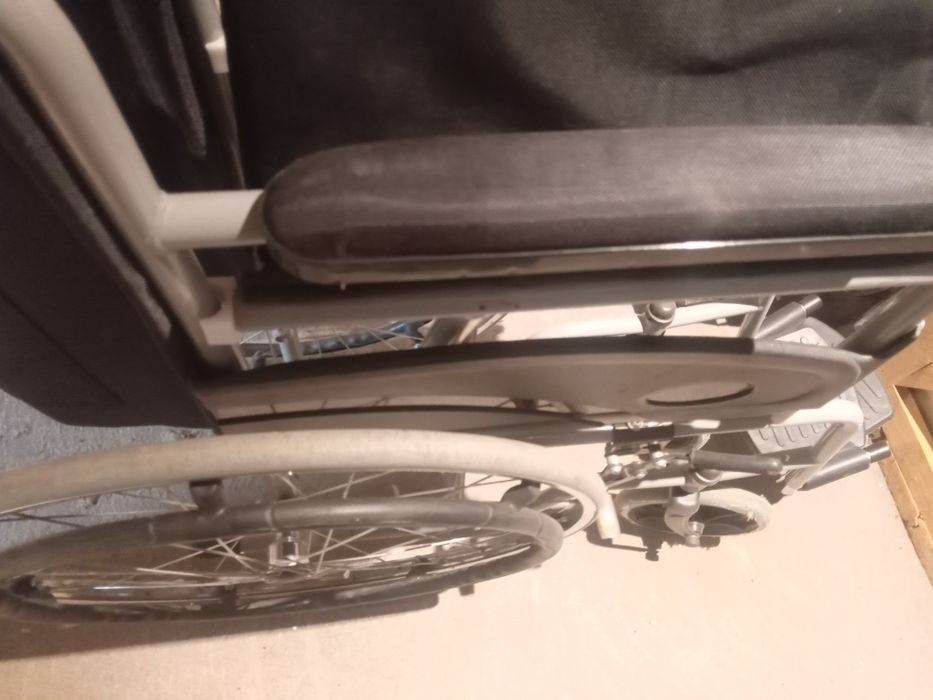 Cadeira de rodas básica