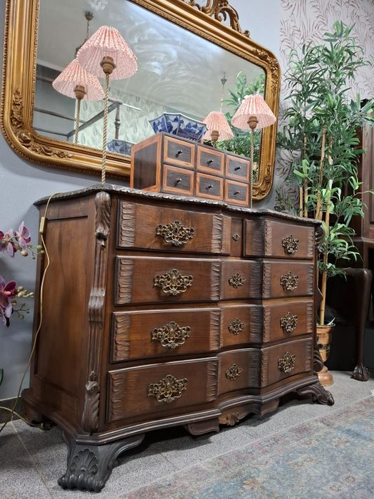 Cómoda em Estilo D. José - Peça Clássica de Elegância Intemporal.