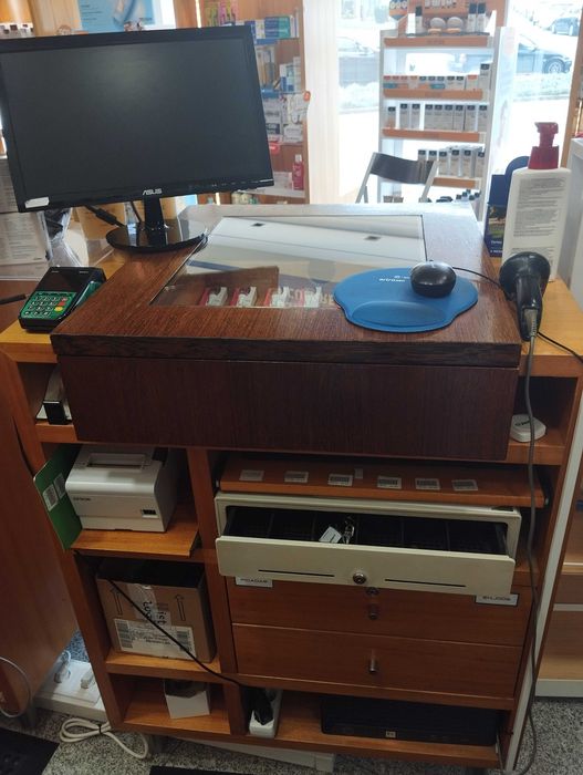 Móvel balcão loja/farmácia em bom estado em madeira