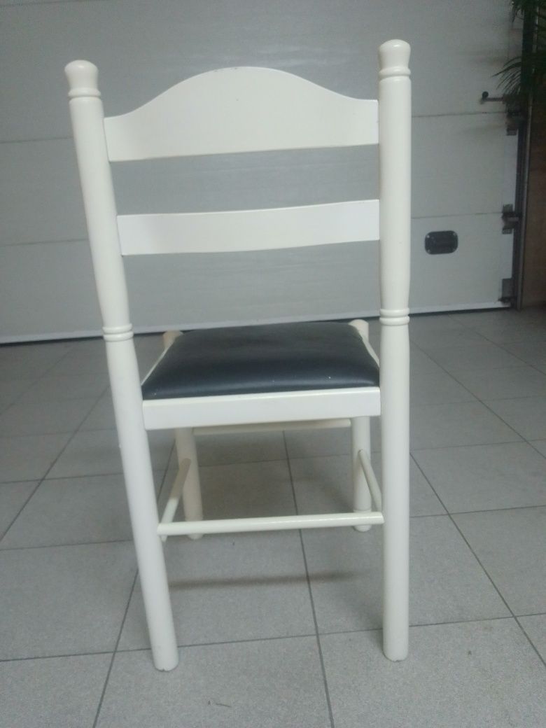Cadeira de cozinha em lacado branco com acento em pele preta
