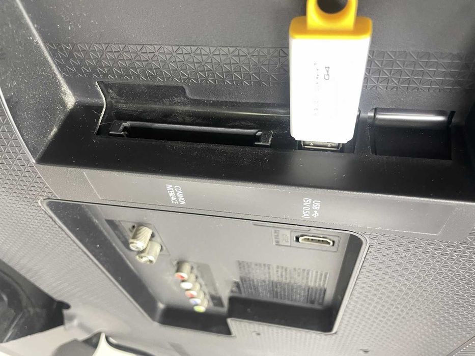 Компактный LED Телевизор 24" Samsung UE-24H4070, 100Hz, HDMI, USB