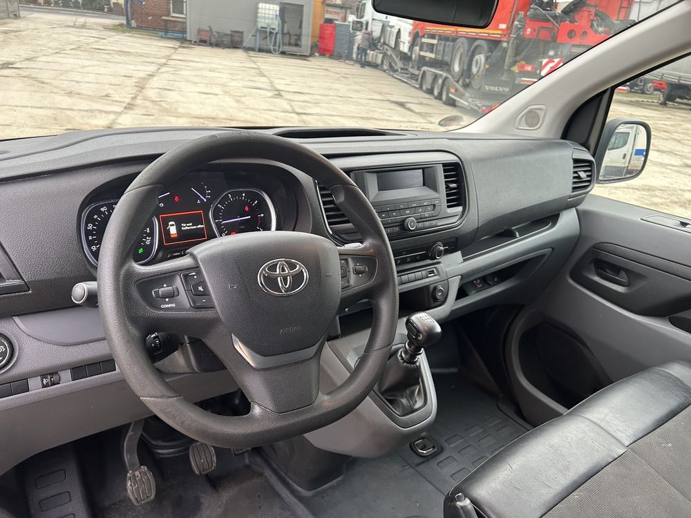 Toyota Proace blaszak uszkodzony bok