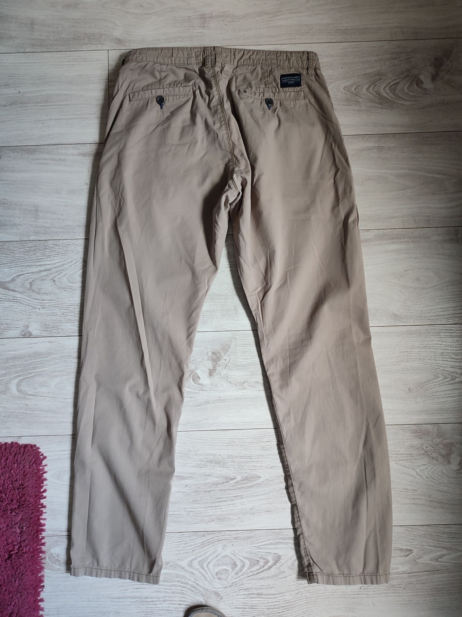 Kremowe spodnie Reserved r. 32 rurki slim fit