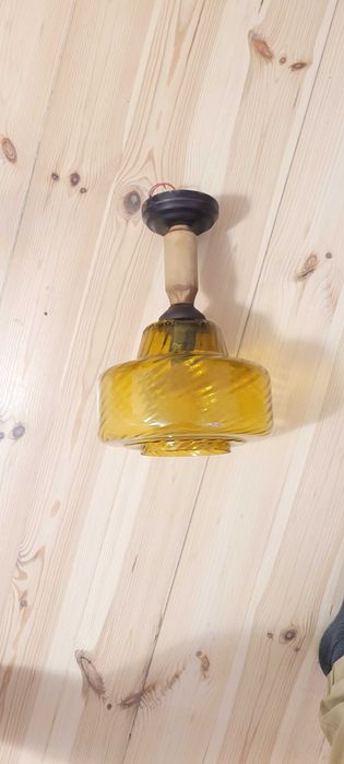 Lampa wisząca, styl PRL, 1 żarówka, szklany klosz w kolorze miodowym