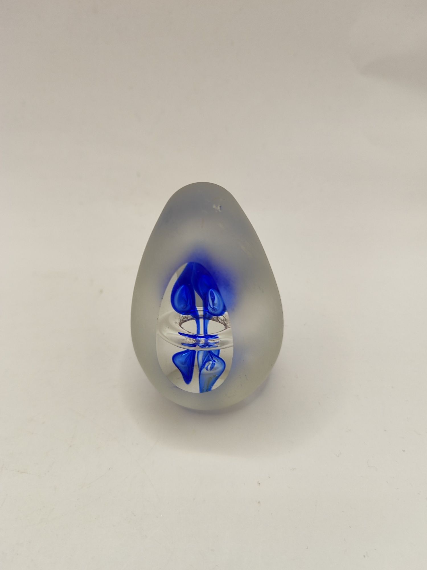 Szkło artystyczne przycisk do papieru niebieskie krople matowe jajko