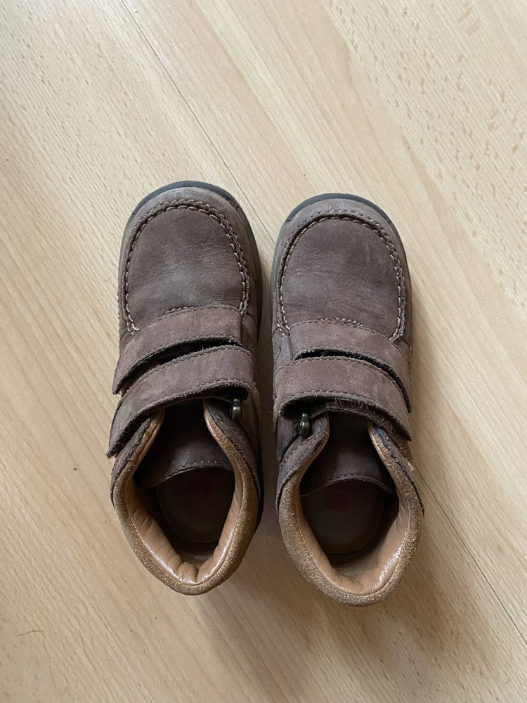 Brązowe skórzane buty dziecięce, zapinane na rzep