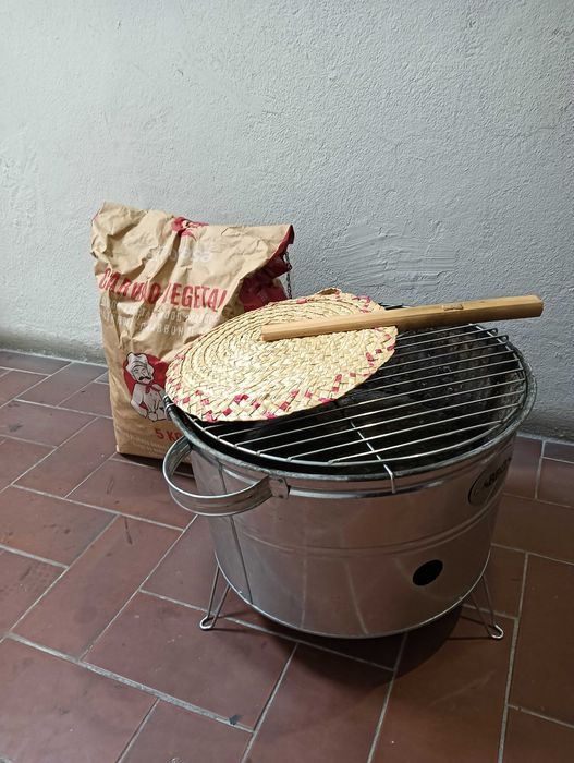 Grelhador a carvão