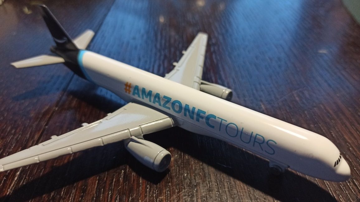 Kolekcjonerski model samolotu Boening B767 Amazon FC Tours metalowy