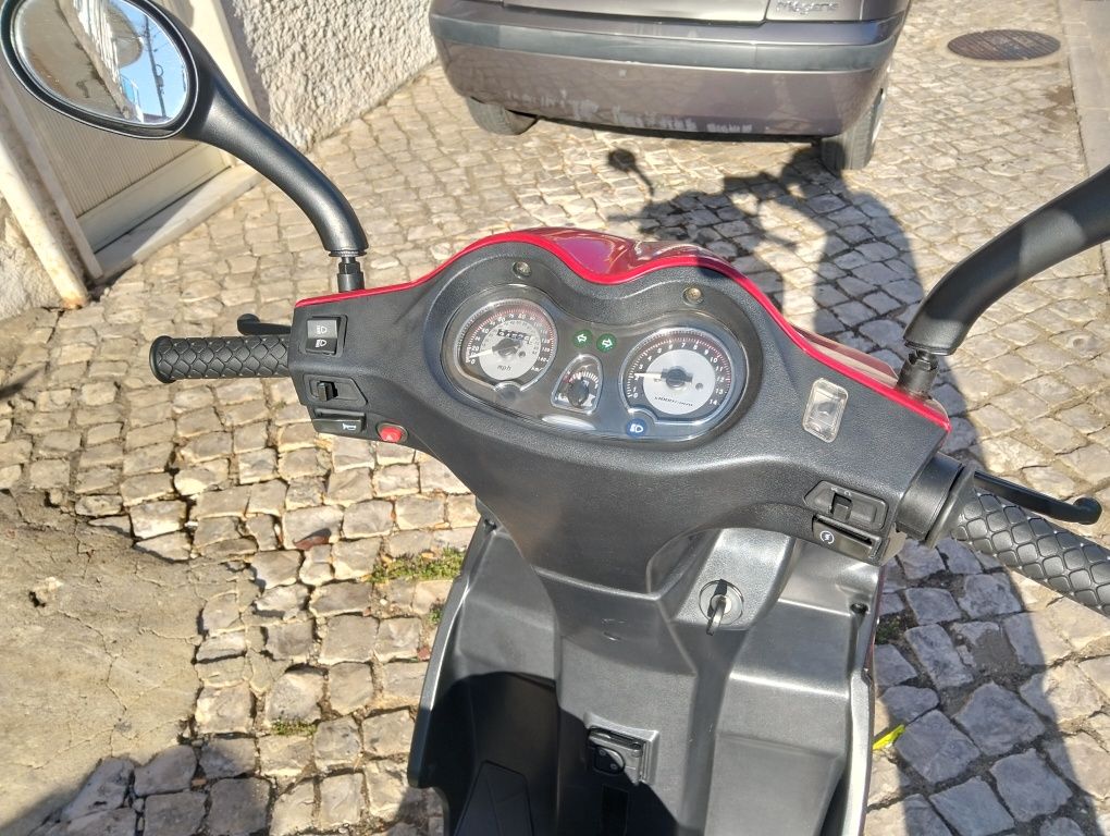 Peugeot sum up 125cc 2009