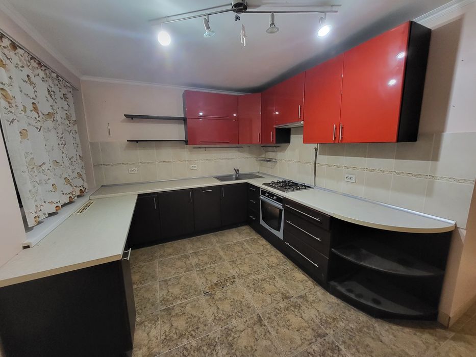 Кухонні меблі з технікою.