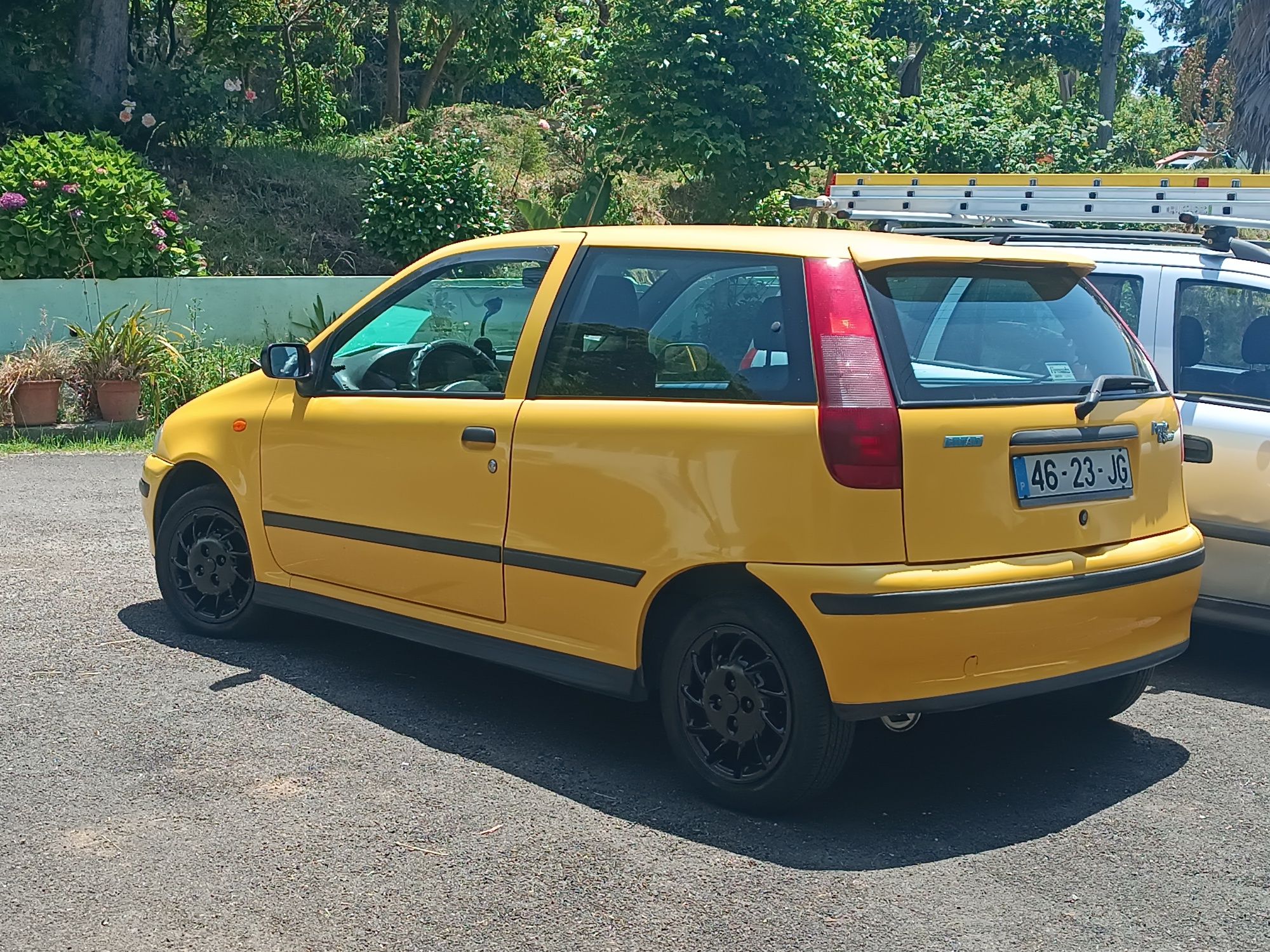 Fiat Punto 55S 

-Ano 1997
-Motor 1.1 Fire
-Gasolina 
-Manua