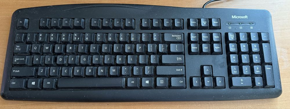 Komputer stacjonarny z monitorem, klawiaturą i myszką