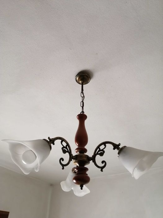 Candeeiro teto e mesa de cabeceira