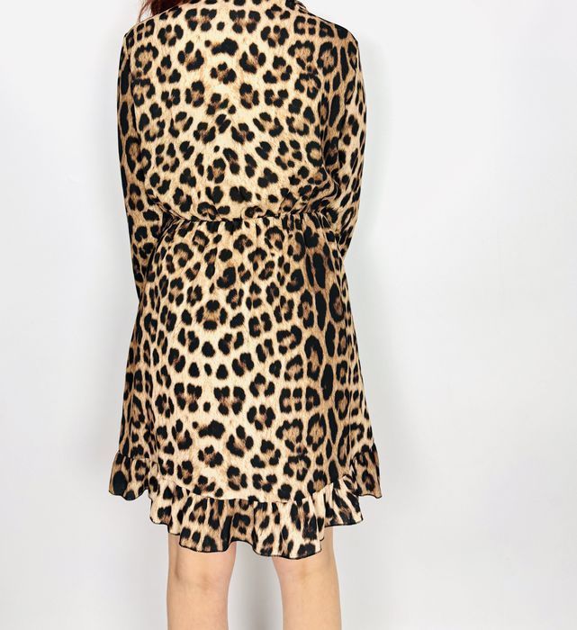 Krótka sukienka w panterkę z falbaną S 36