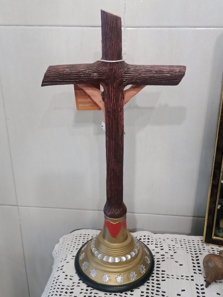 Crucifixo de grandes dimensões figurado de Barcelos irmãos Baraça