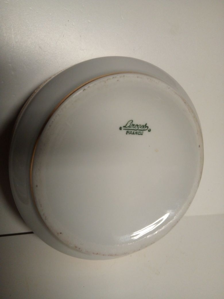 soberba antiga caixa em porcelana pintada á mão e dourada-Limoges