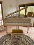 Piano de cauda Tokai em excelente estado - Cor creme