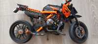 Model z klocków KTM superduke