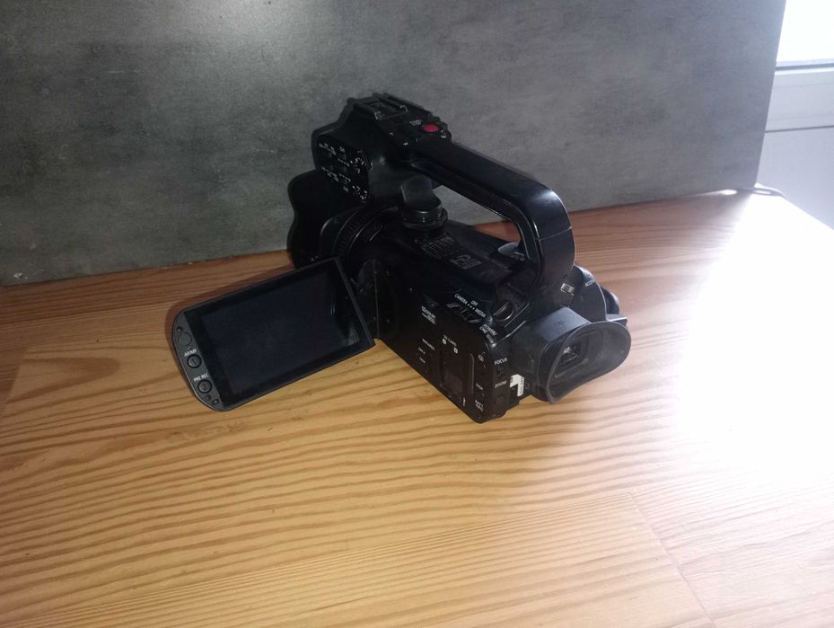 Canon XA25 професійна відеокамера