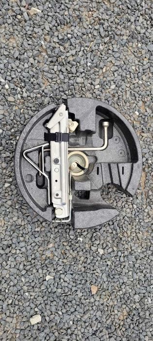 Podnośnik lewarek klucz wypełnienie koła dojazdowego  BMW E60 E61