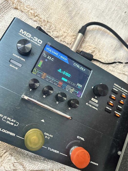 Pedaleira Guitarra / Baixo Nux MG 30