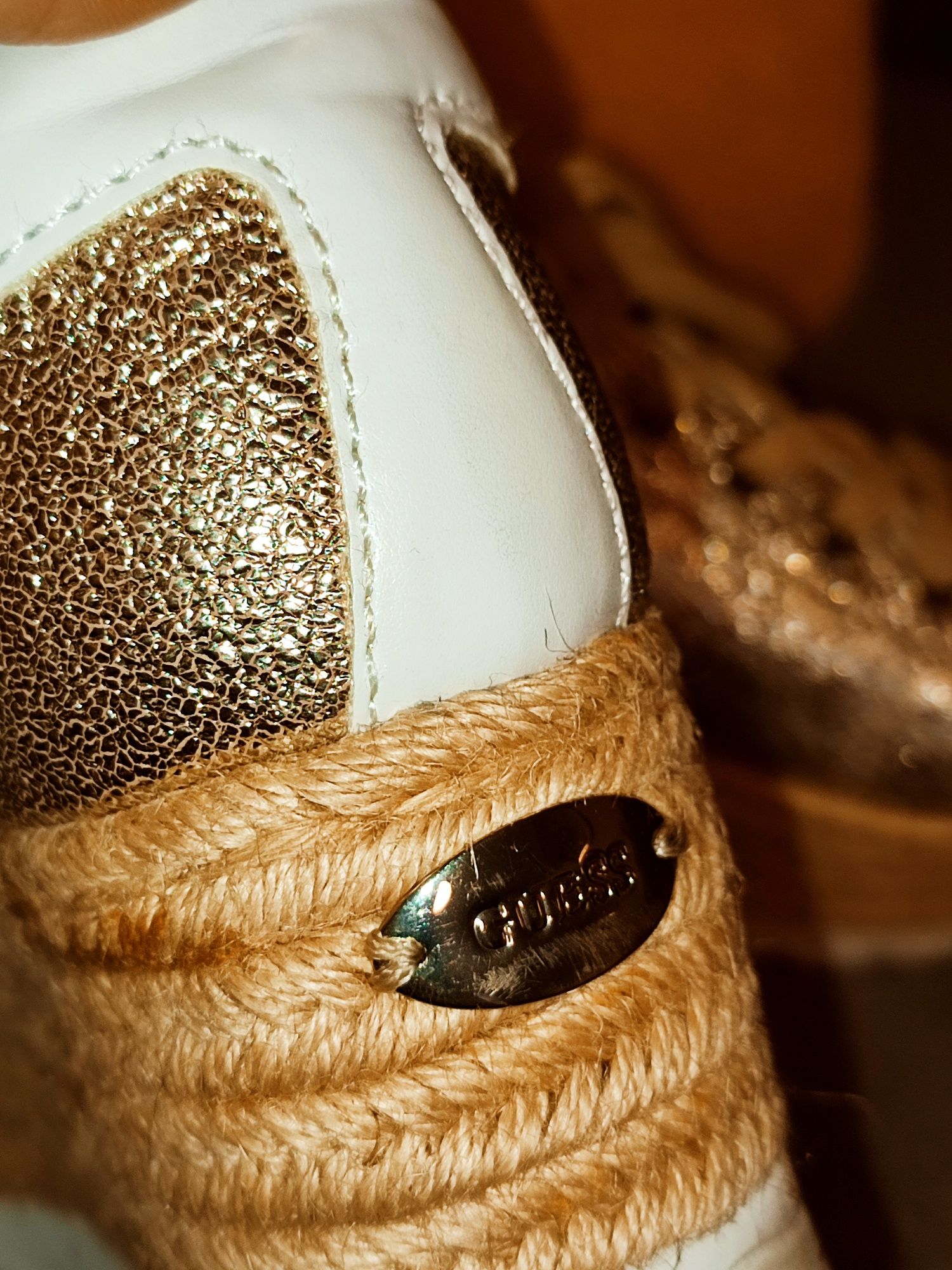 Guess nowe espadryle na koturnie zlote