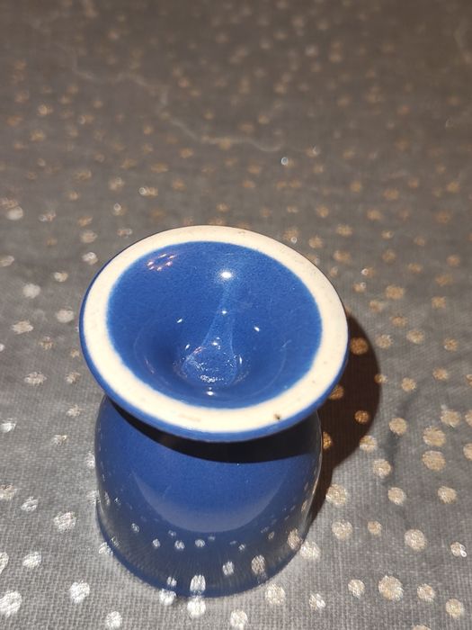 Uroczy Kieliszek na Jajko - Wesoła Buźka i Intensywny Błękit