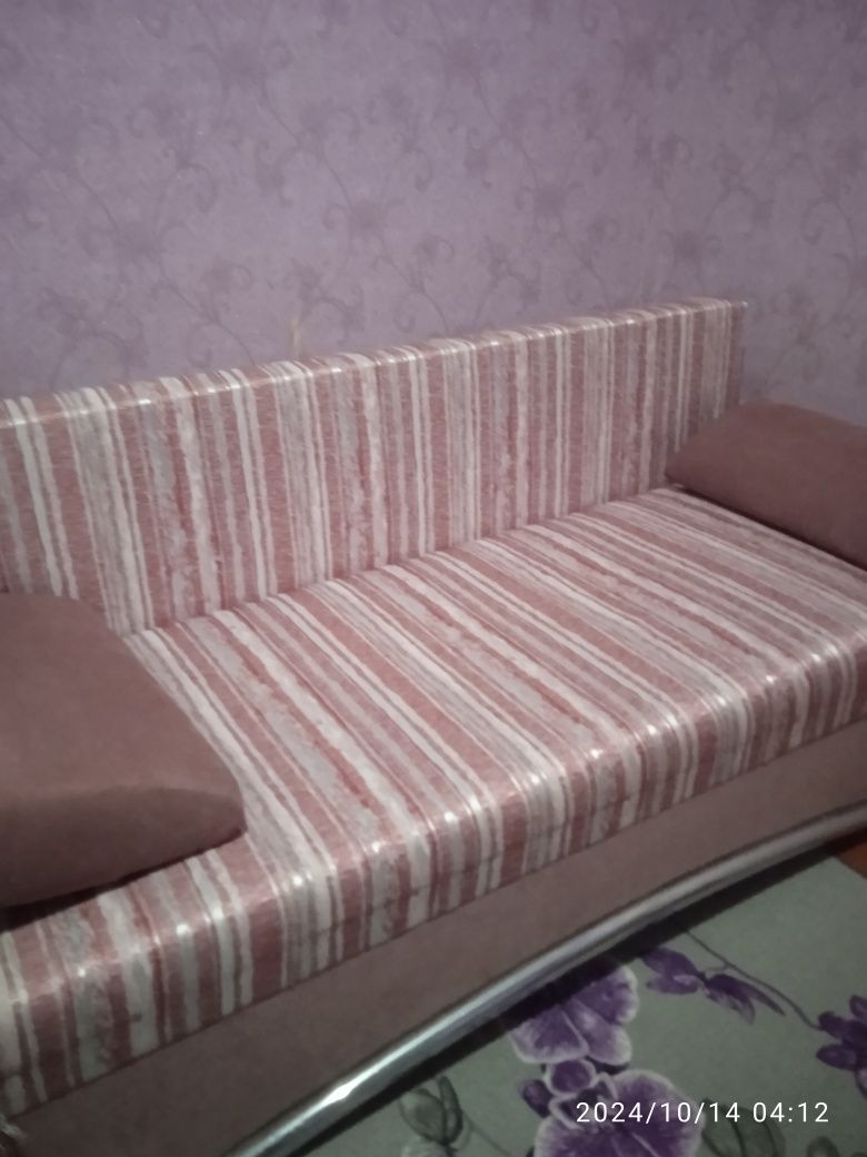Продам диван книжка в хорошем состоянии б/у ему 5 лет