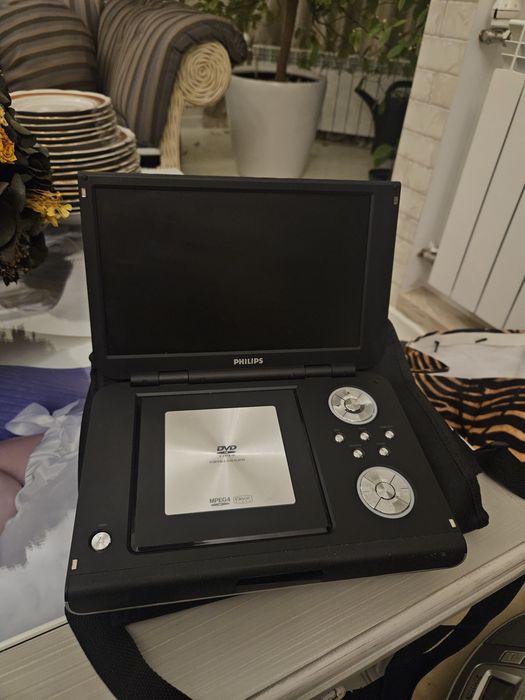 Портативный DVD-плеер Philips PET 1000 (10,2 дюйма)