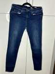 Granatowe spodnie jeansowe