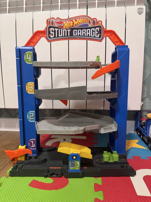 Hot wheels парковка гараж stunt garage та автовоз