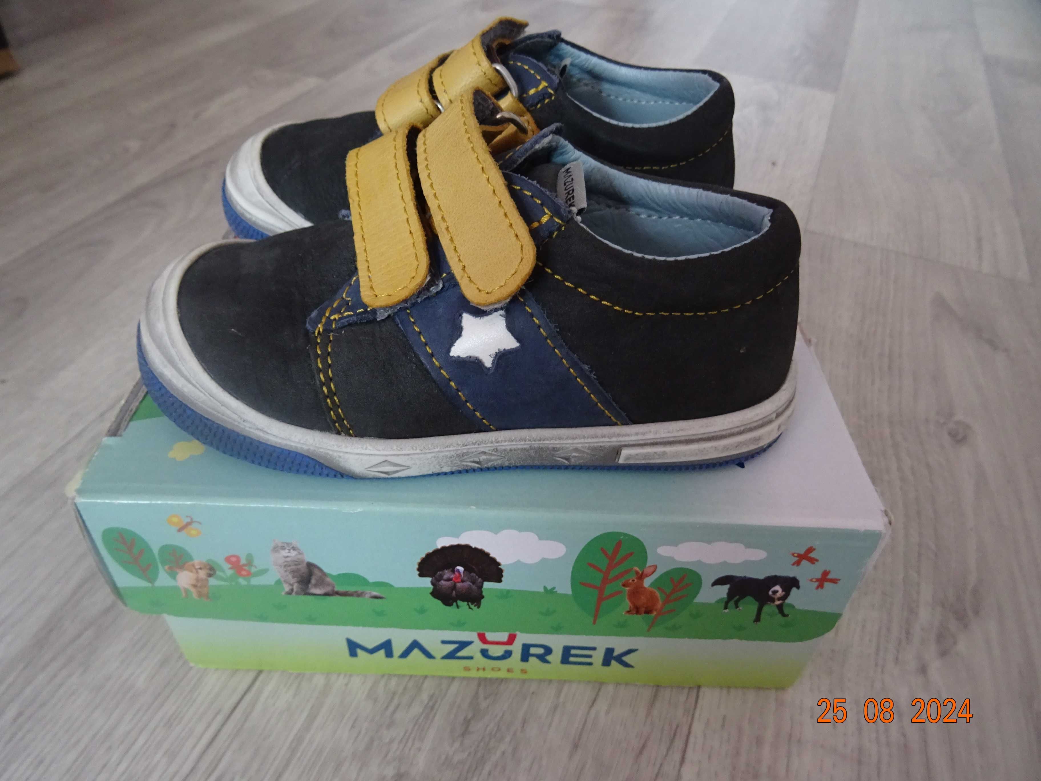 buty dla chłopca firmy Mazurek roz.23 plus 2 pary butów basenowych.