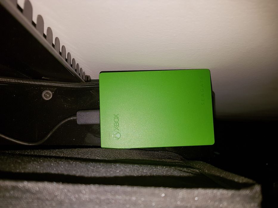 Xbox Series X zestaw z dodatkami - stan idealny.