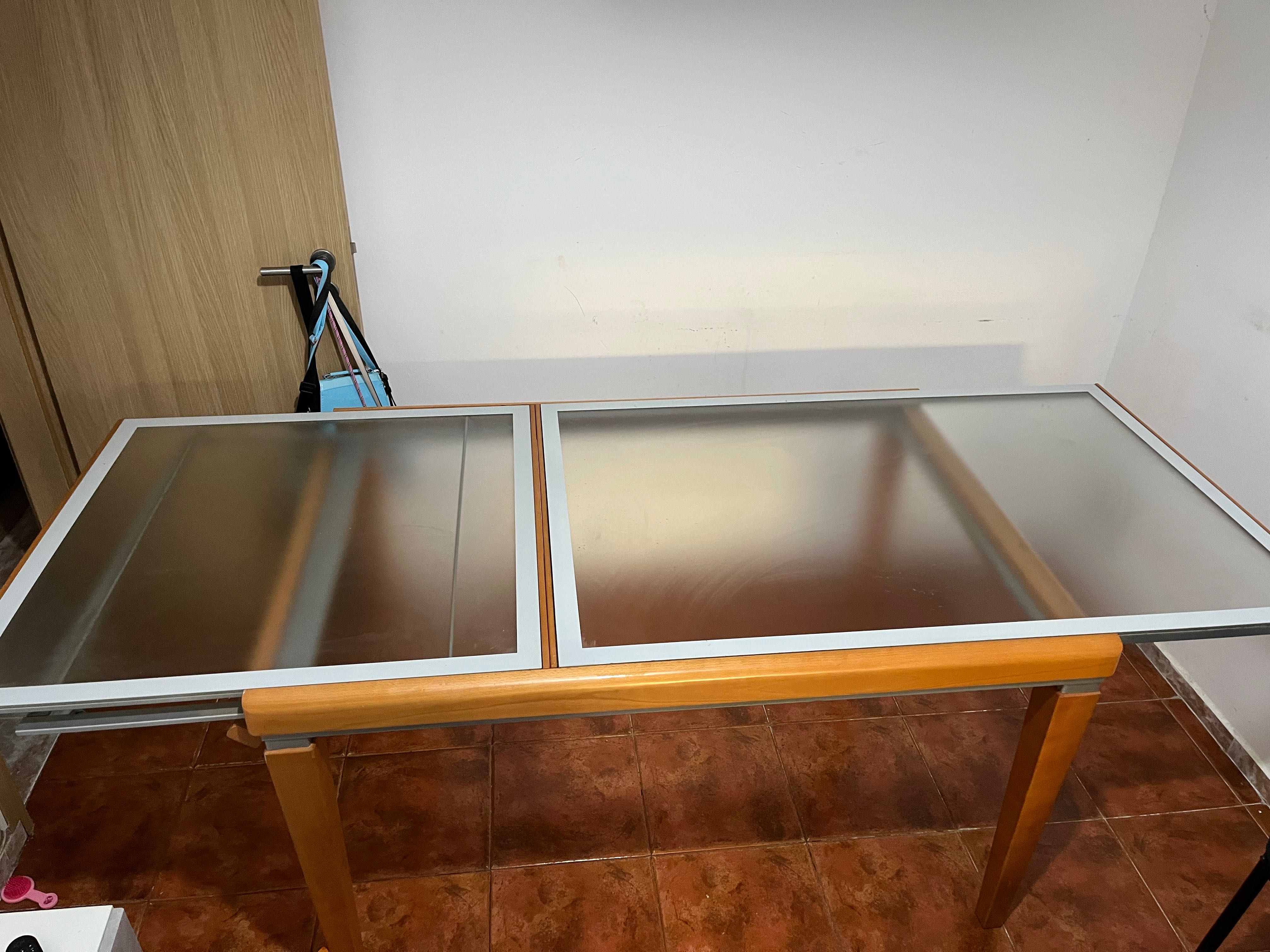 Vendo mesa de madeira com vidro