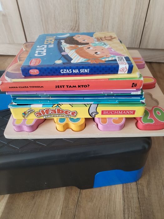 Zestaw książek i ukladanka drewniane cyfry